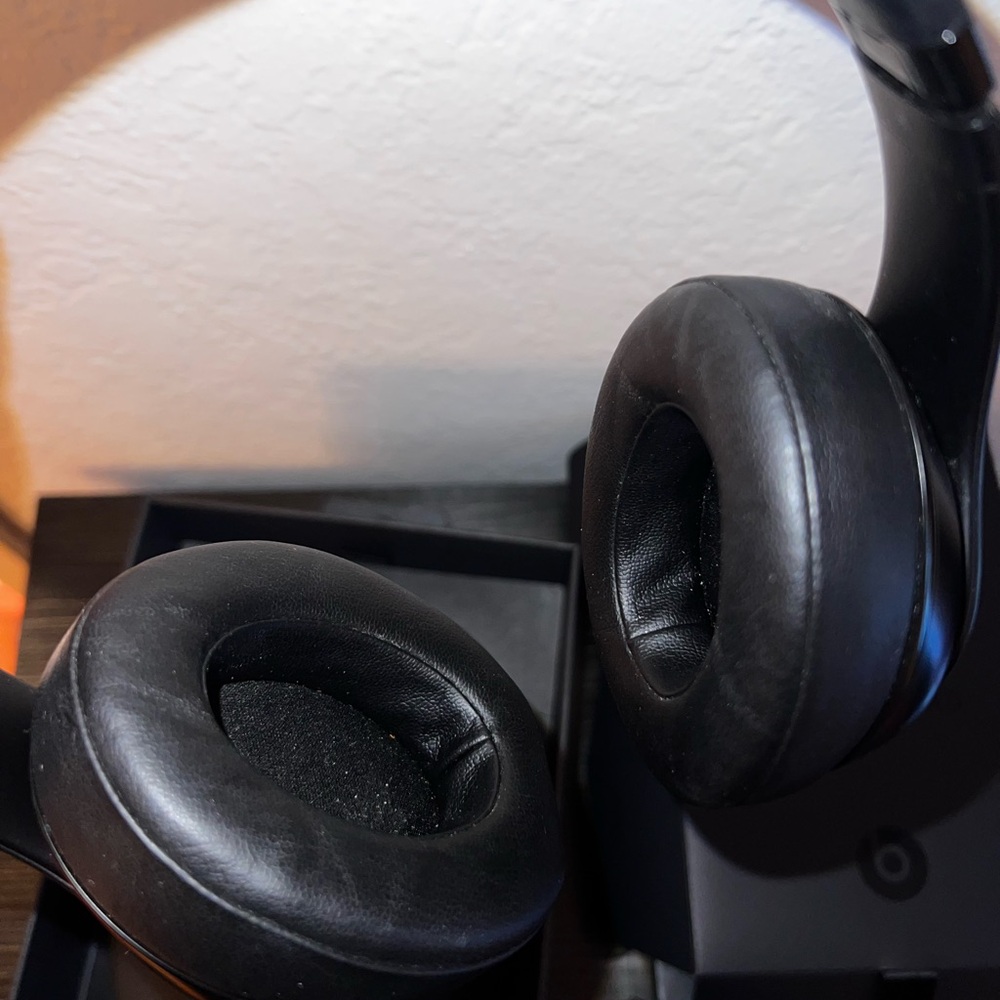 Beats by Dre Studio3 Over-Ear Headphones - Black - Picture 6 of 7